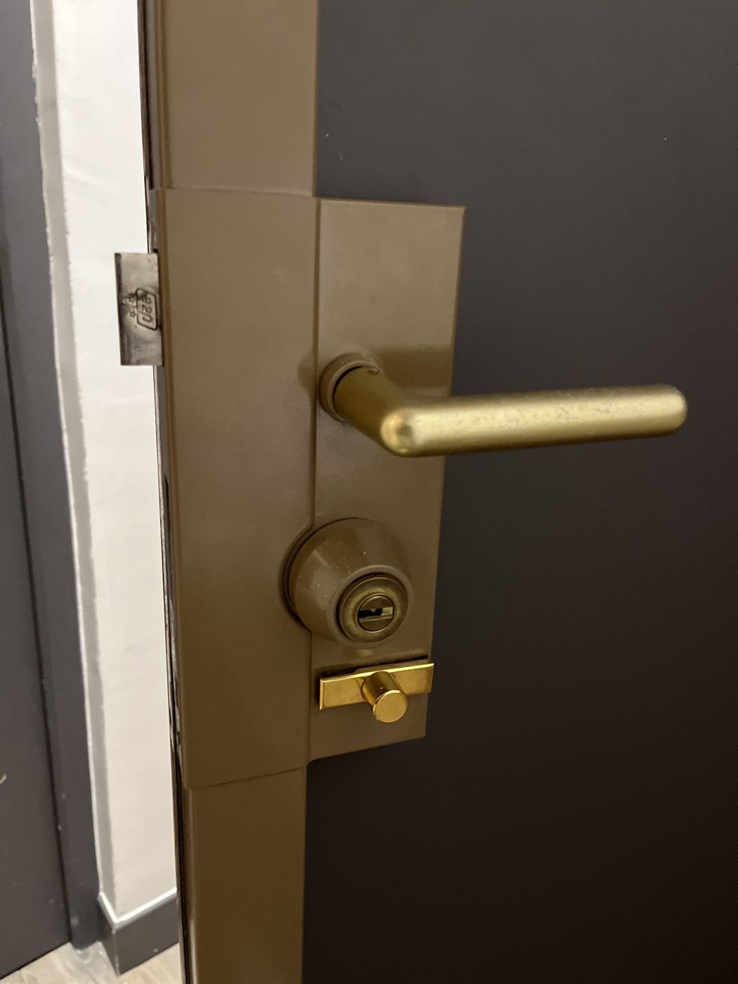 Multipoint lock serviced and adjusted — Paris