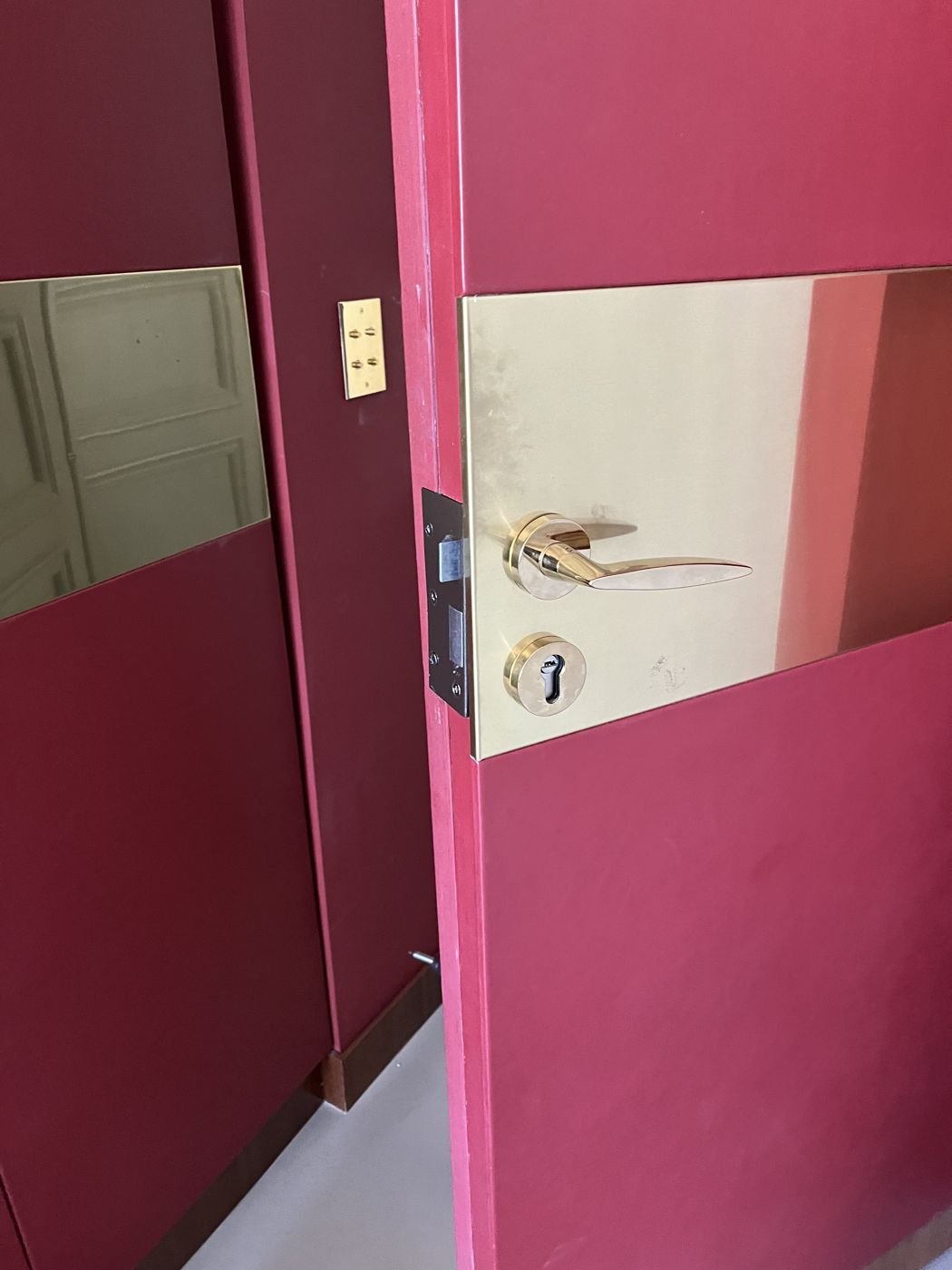 Door realigned and mechanism serviced — Paris