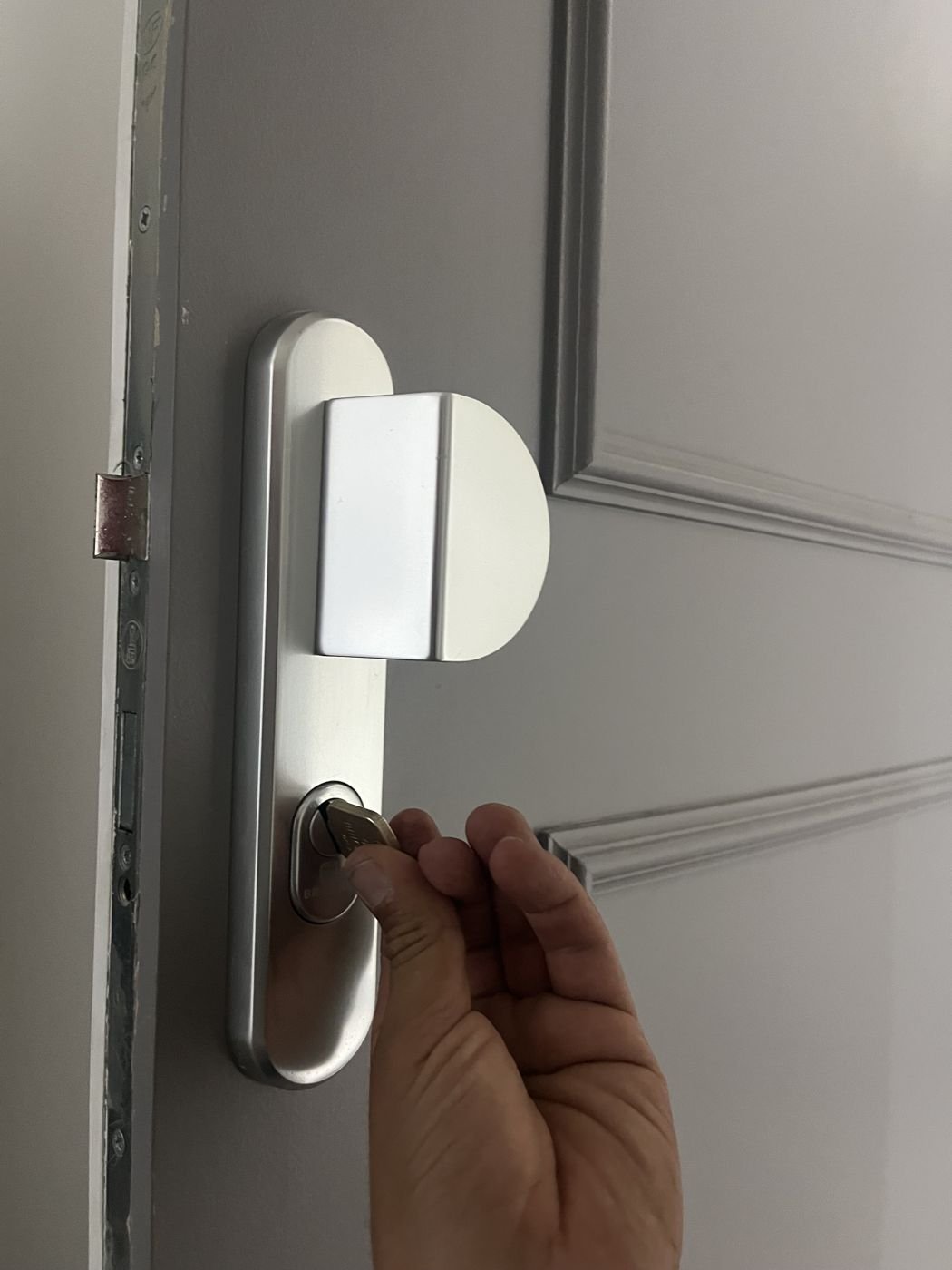 Non-destructive opening — no drilling needed — Paris