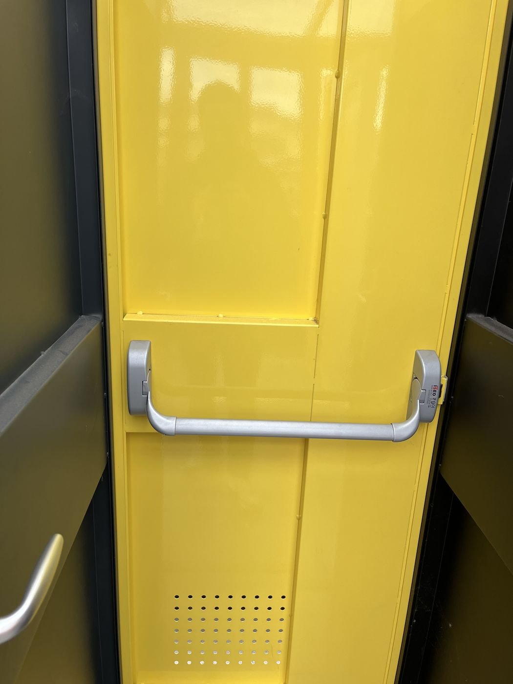 High-security cylinder fitted — Paris