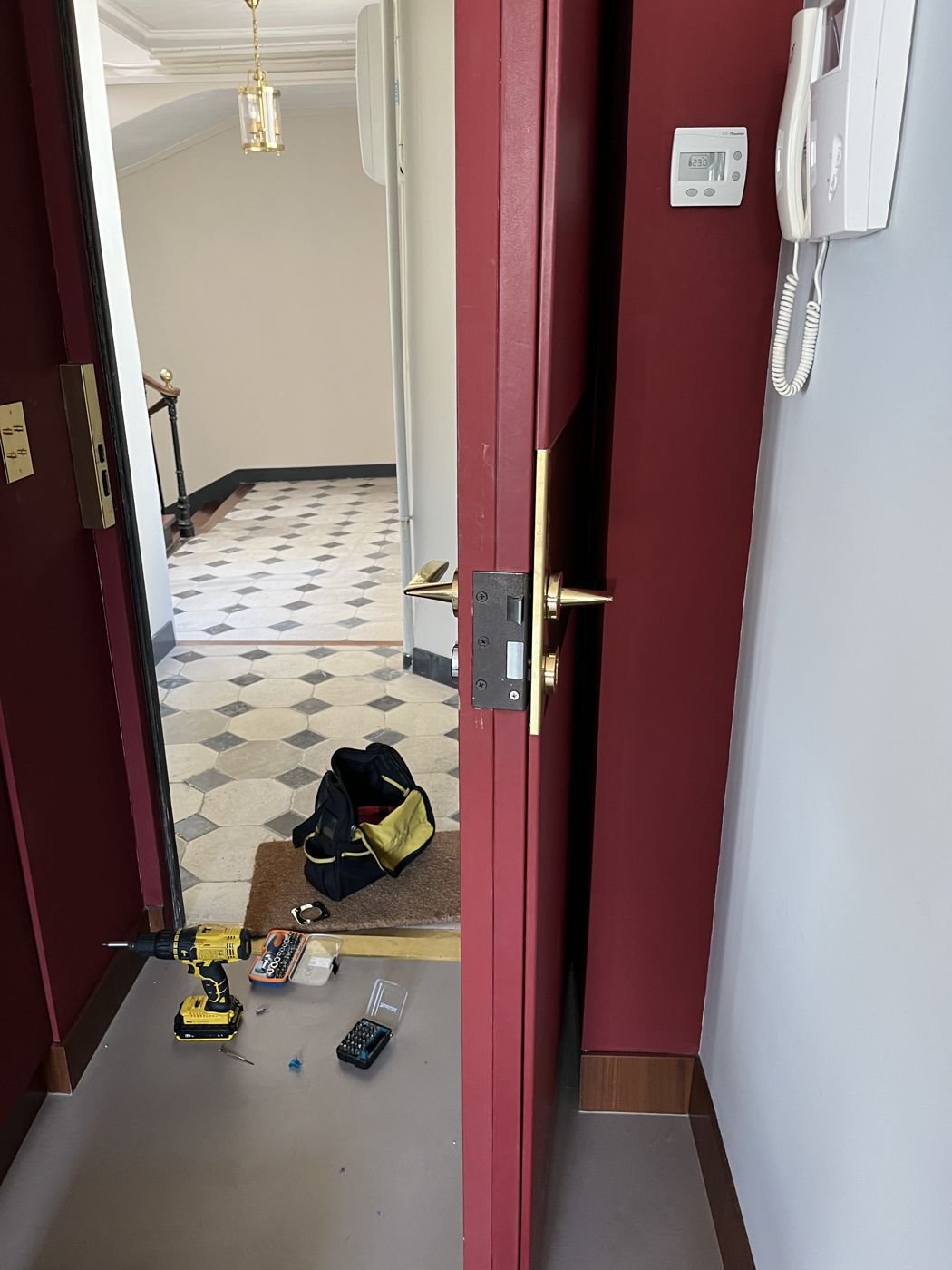Armoured door hardware installed — Paris