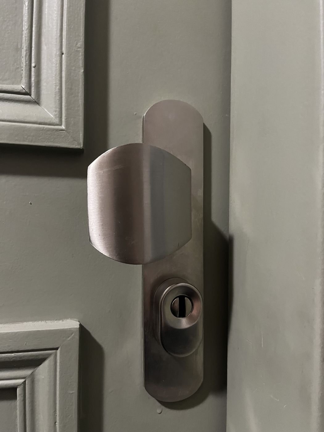 Non-destructive opening — no drilling needed — Paris