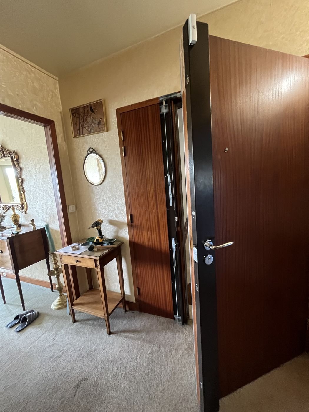 Armoured door hardware installed — Paris
