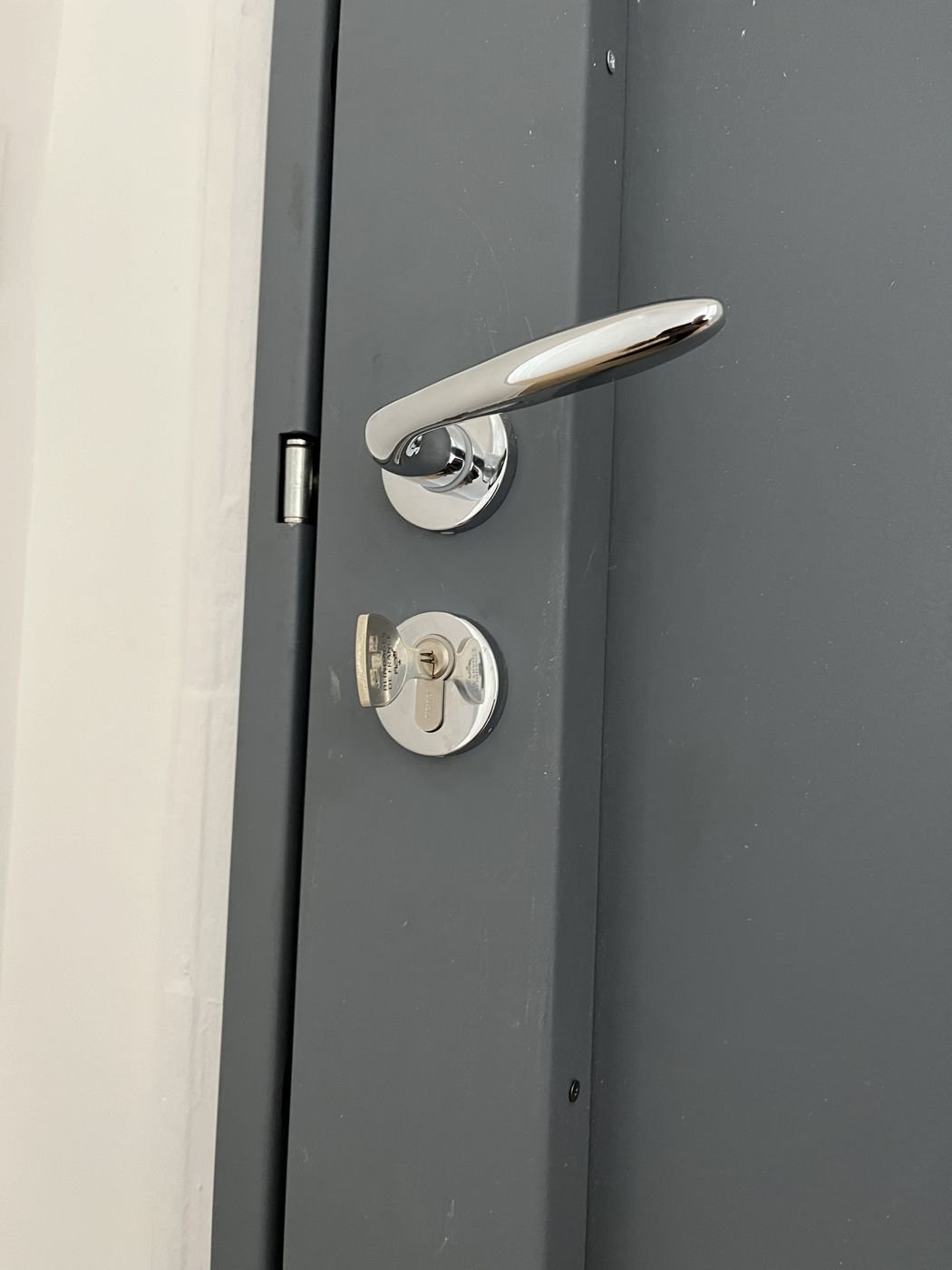Door realigned and mechanism serviced — Paris