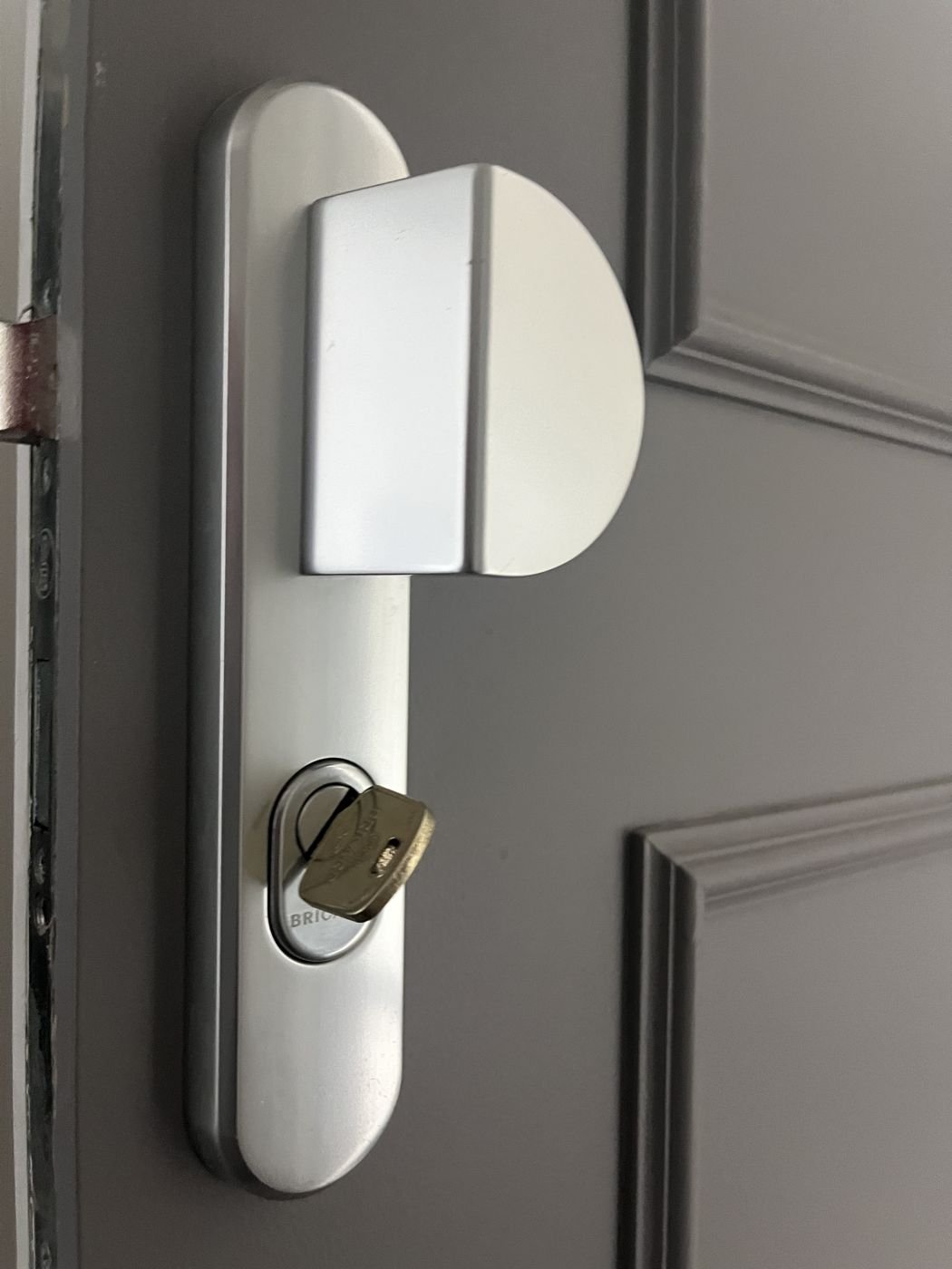 Non-destructive opening — no drilling needed — Paris