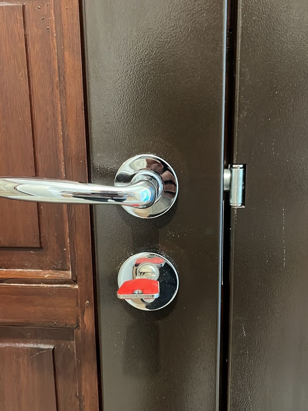 Door realigned and mechanism serviced — Paris