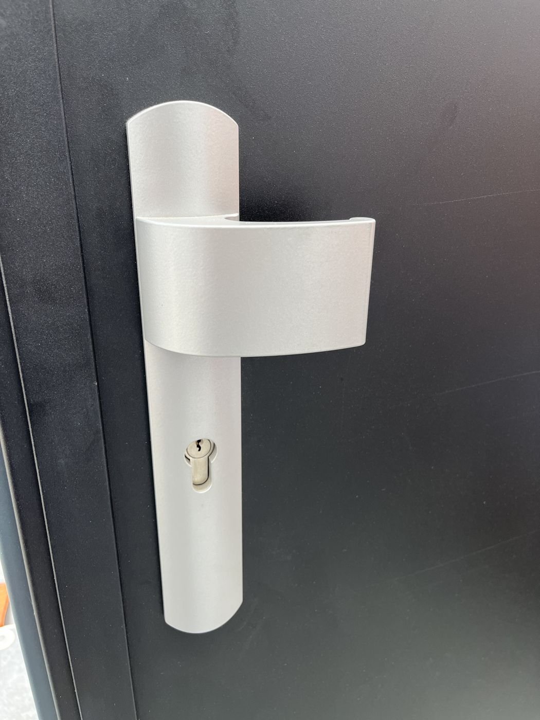 Armoured door installation in Paris