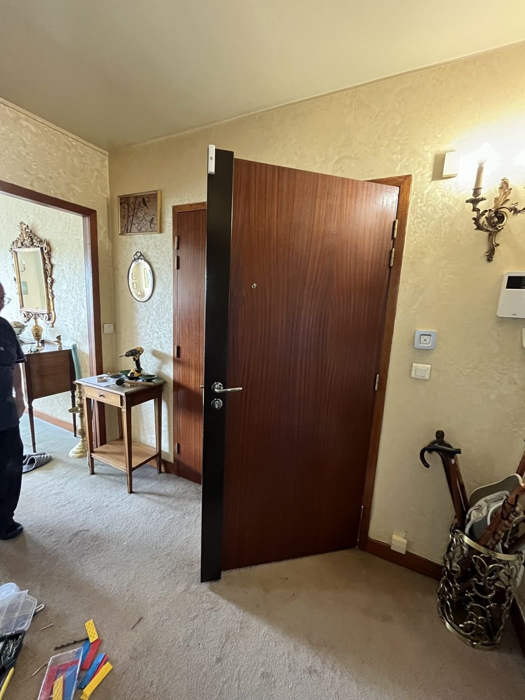 Door realigned and mechanism serviced — Paris
