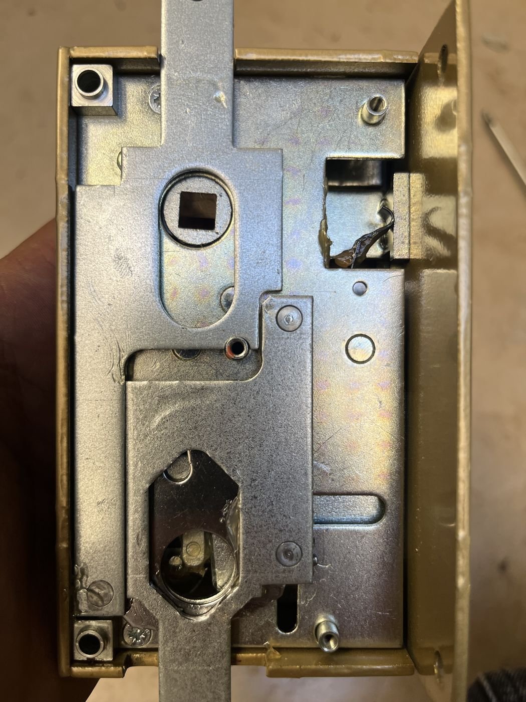 Non-destructive opening — no drilling needed — Paris