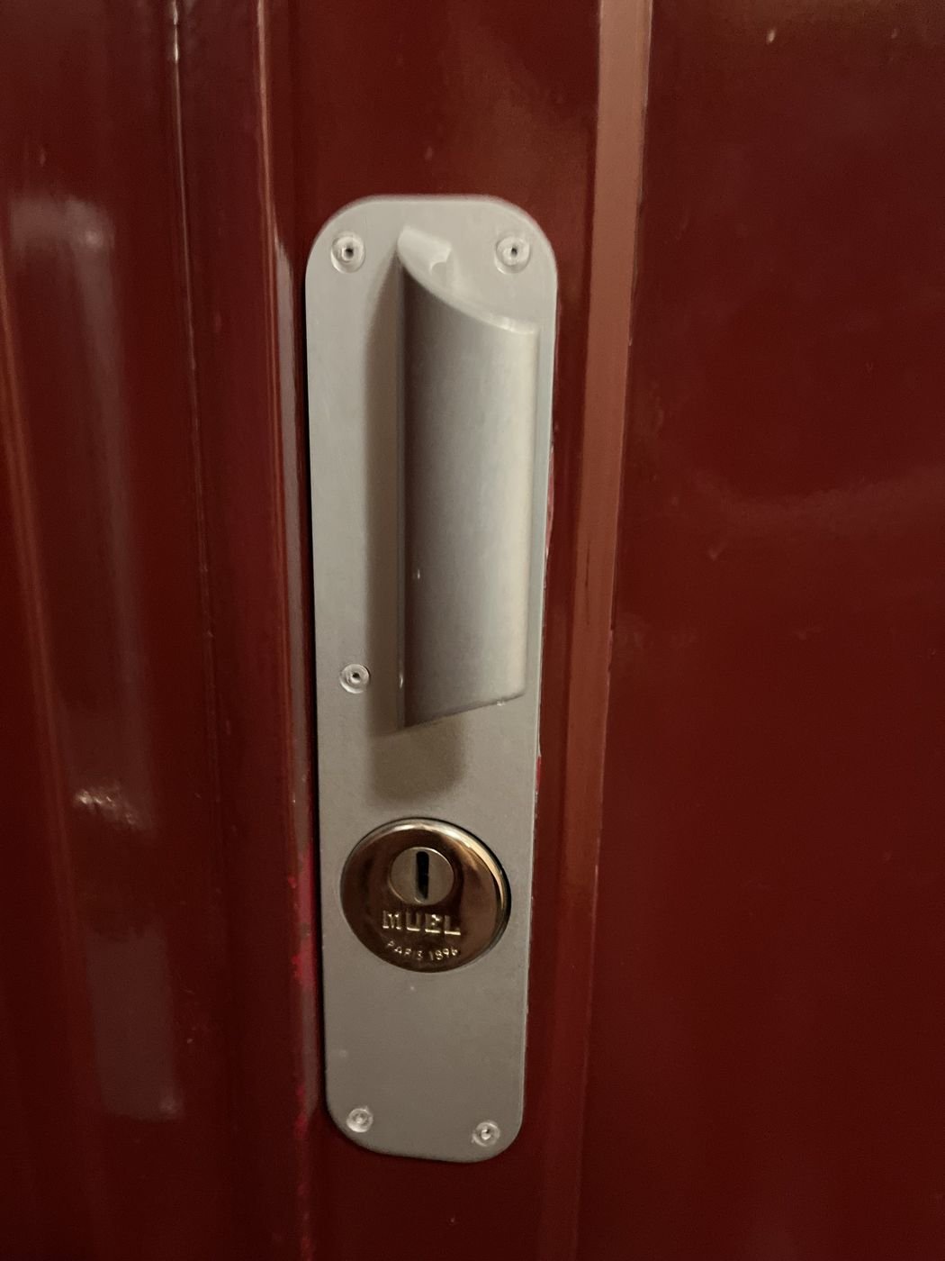Door realigned and mechanism serviced — Paris