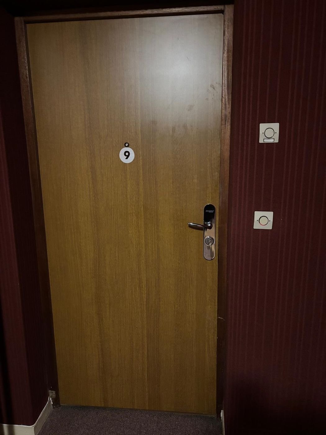 Armoured door hardware installed — Paris