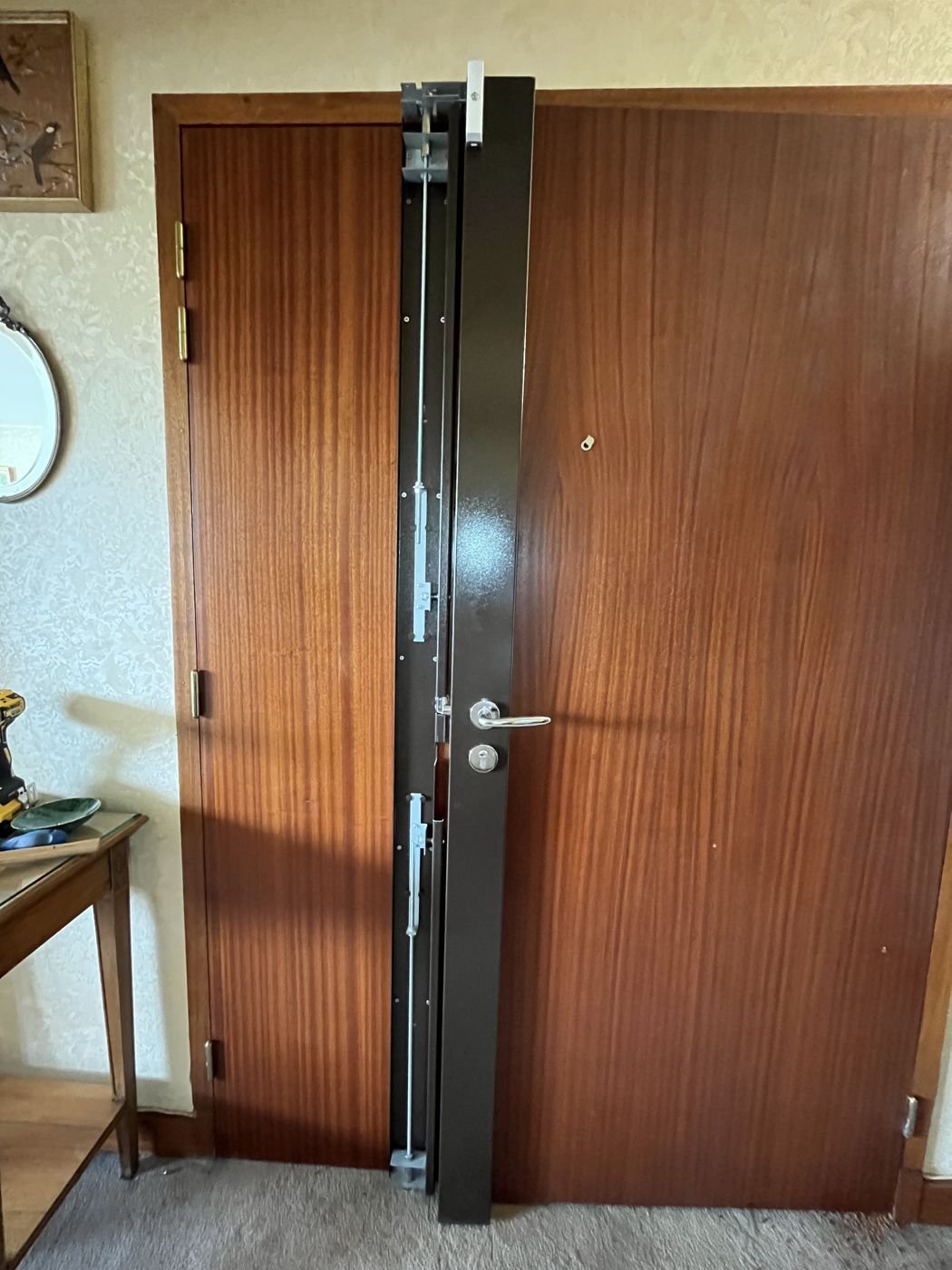 Door realigned and mechanism serviced — Paris