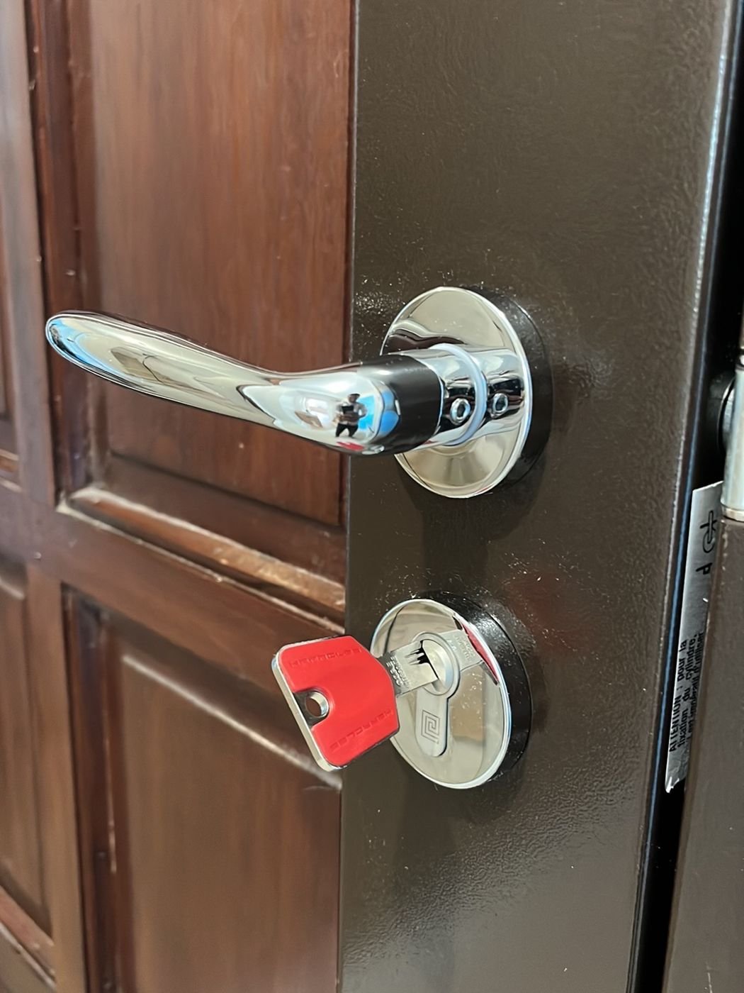 Non-destructive opening — no drilling needed — Paris
