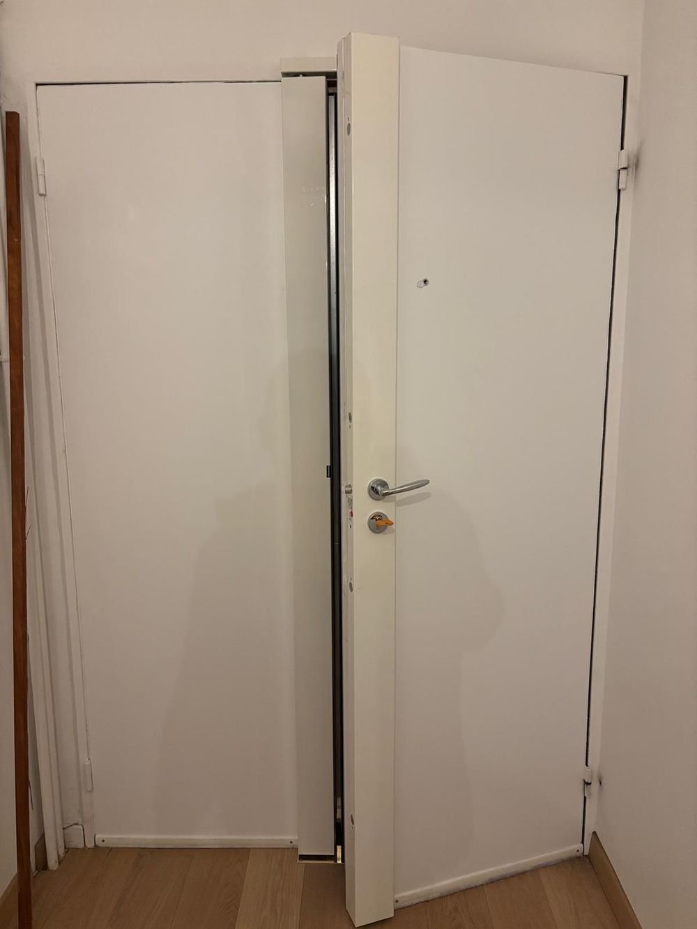 Armoured door installation in Paris