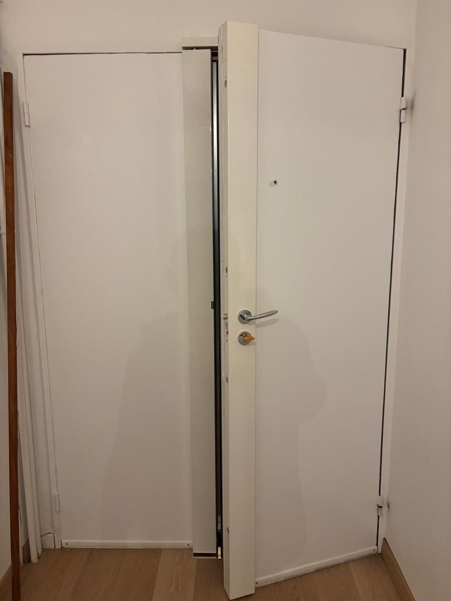 Armoured door block installed β Paris apartment