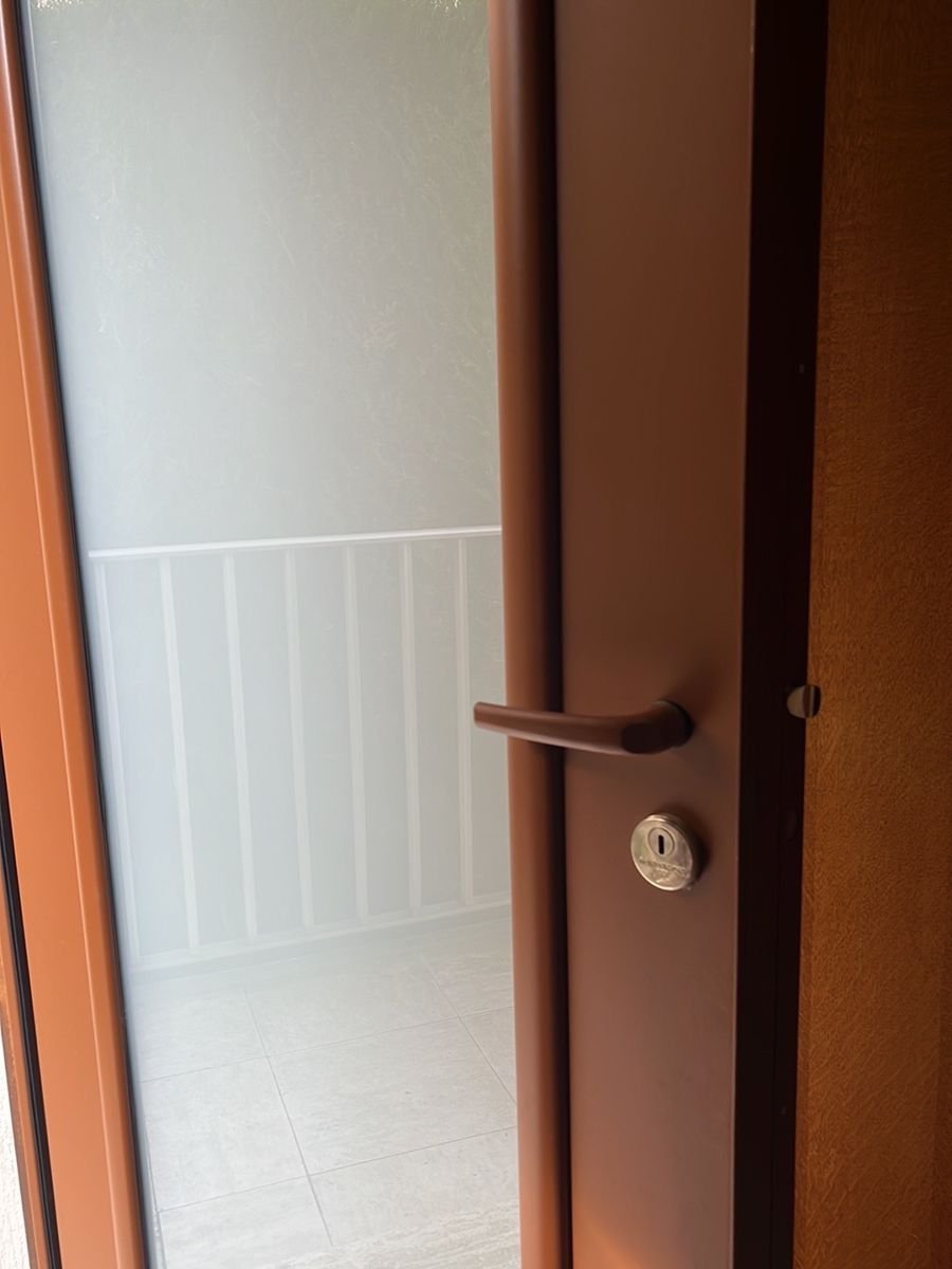Glazed entrance door — lock replacement