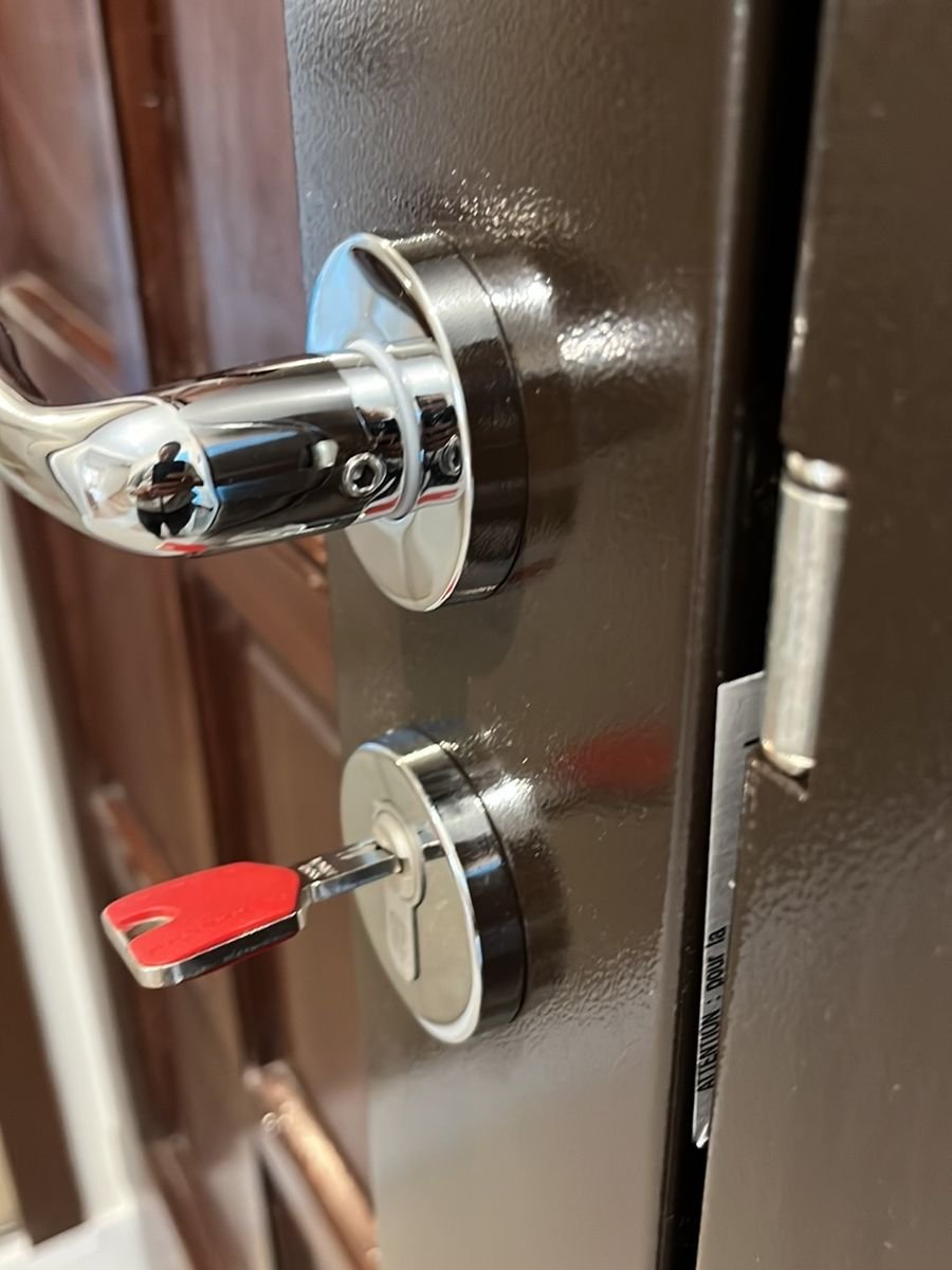 Armoured door — high-security cylinder