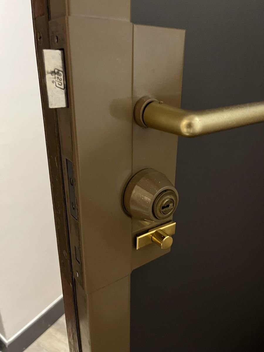 Handle & deadbolt set fitted — entrance door