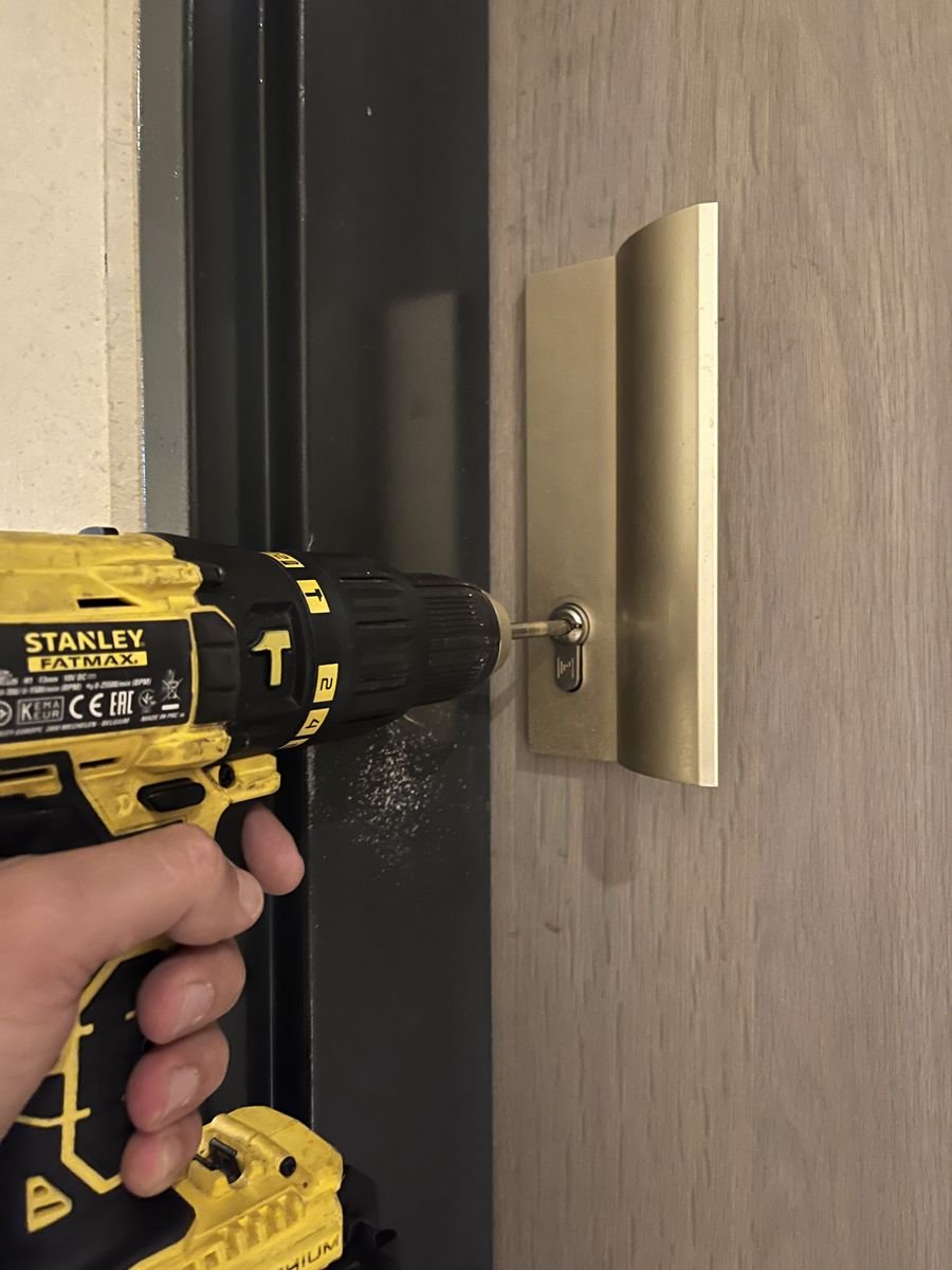Fitting a reinforced handle plate
