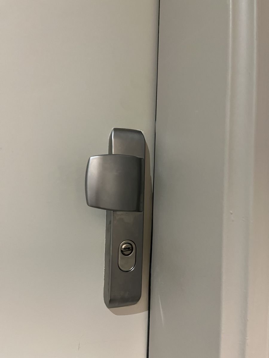 Vachette high-security cylinder — apartment door