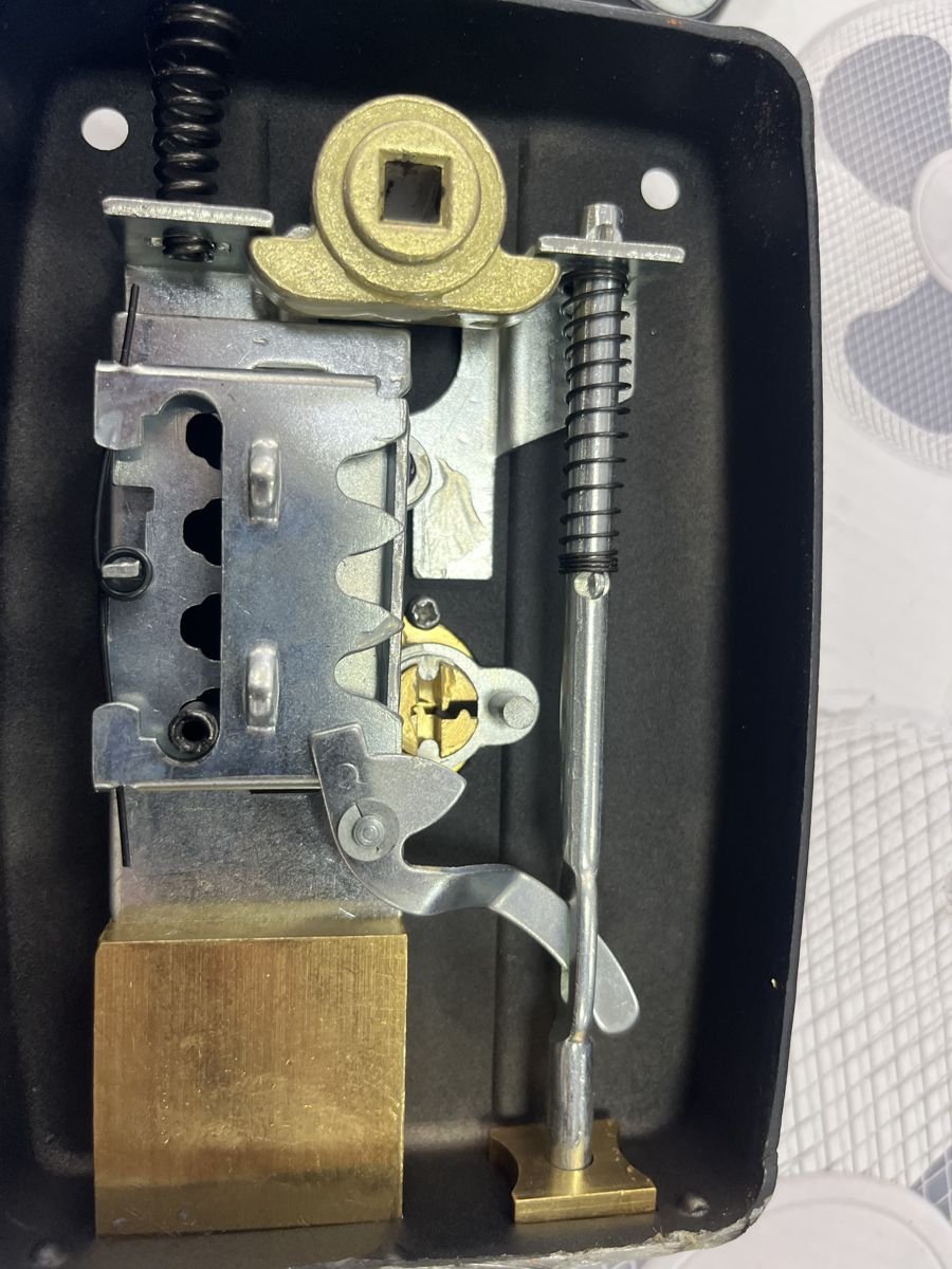 Discreet locks on Haussmann double doors